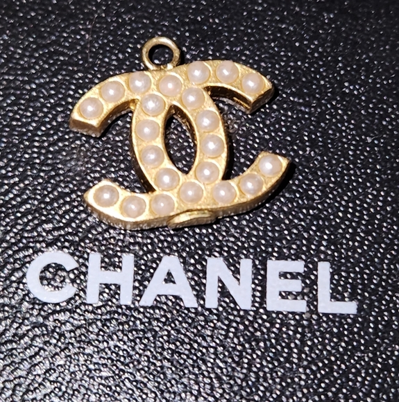 2002 P Chanel Double-sided Pearl CC Logo Pendant Vintage - Picture 5 of 6